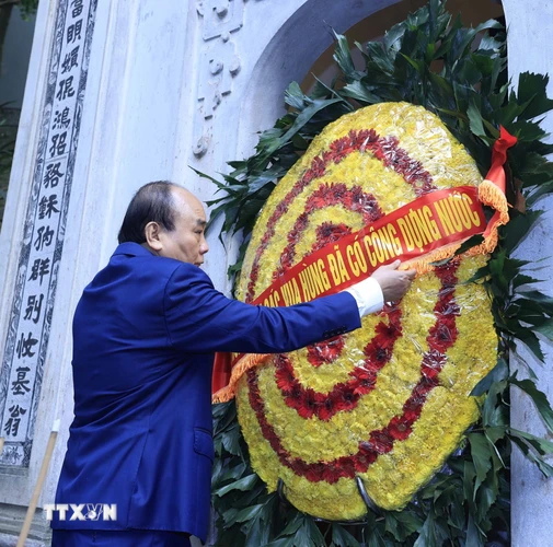 Chủ tịch nước Nguyễn Xuân Phúc dâng hoa tại Lăng Vua Hùng trong Khu Di tích lịch sử Quốc gia đặc biệt Đền Hùng (tỉnh Phú Thọ). (Ảnh: Thống Nhất/TTXVN)