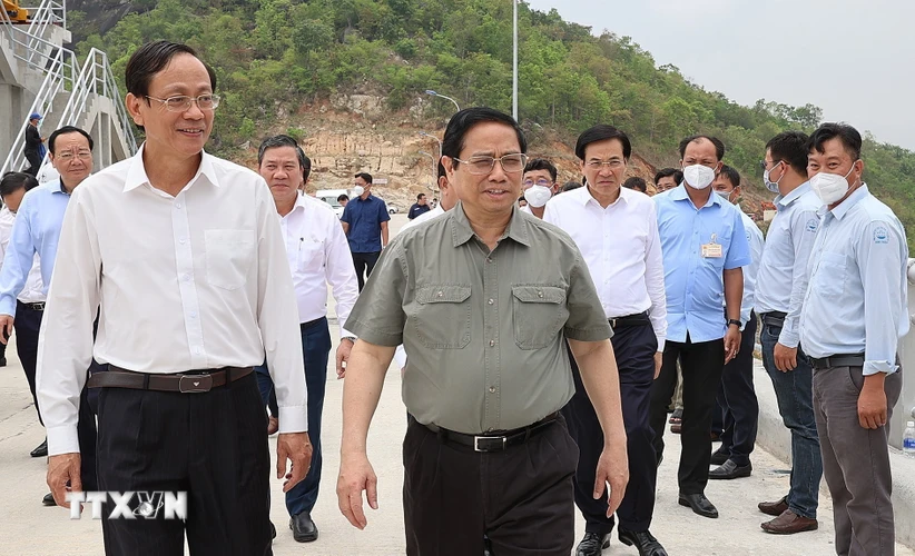 Thủ tướng Phạm Minh Chính thăm công trình đầu mối hồ chứa nước Sông Cái. (Ảnh: Dương Giang/TTXVN)