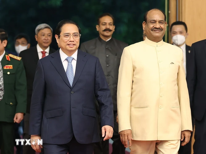 Thủ tướng Phạm Minh Chính và Chủ tịch Hạ viện Cộng hòa Ấn Độ Om Birla. (Ảnh: Dương Giang/TTXVN)