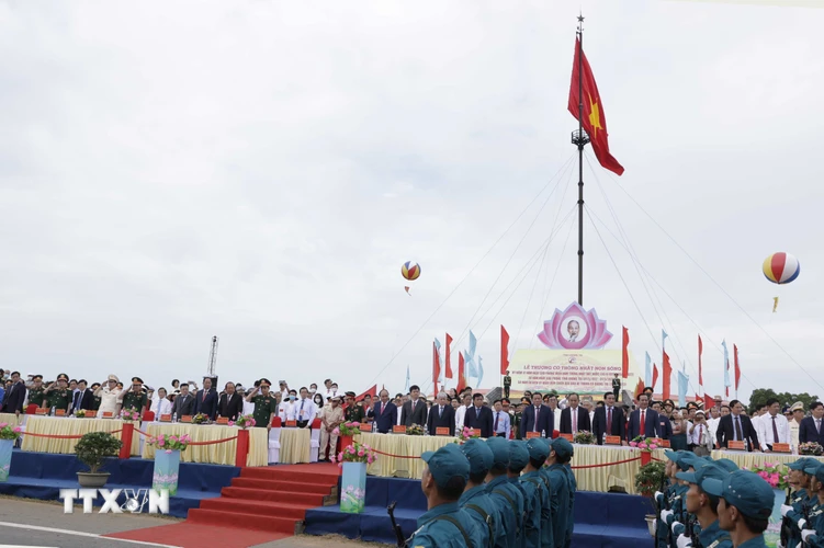 Lễ thượng cờ “ hống nhất non sông” tại Di tích Quốc gia đặc biệt "Đôi bờ Hiền Lương-Bến Hải." (Ảnh: Thống Nhất/TTXVN)