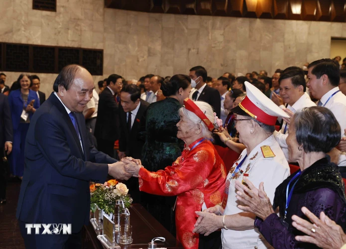 Chủ tịch nước Nguyễn Xuân Phúc với các Mẹ Việt Nam Anh hùng tại Lễ kỷ niệm. (Ảnh: Thống Nhất/TTXVN)