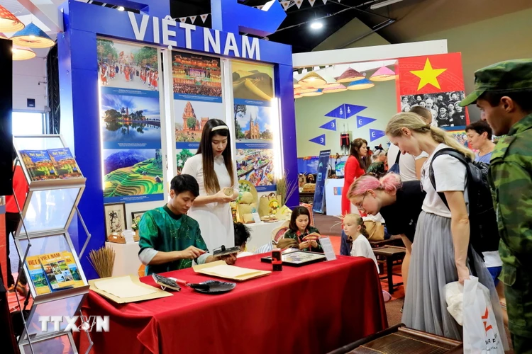 Không gian văn hóa Việt Nam chiếm phần lớn nội dung của gian trưng bày. (Ảnh: Trần Hiếu/TTXVN)