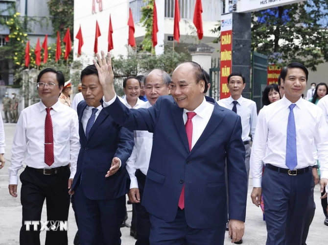 Chủ tịch nước Nguyễn Xuân Phúc tới dự Lễ khai giảng Trường THPT Chuyên Khoa học Tự nhiên. (Ảnh: Thống Nhất/TTXVN)