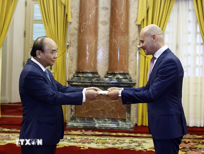 Chủ tịch nước Nguyễn Xuân Phúc tiếp nhận Quốc thư của Đại sứ Hà Lan Kees van Baar. (Ảnh: Thống Nhất/TTXVN)