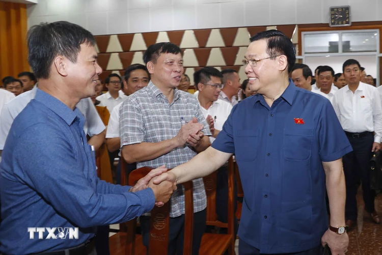 Chủ tịch Quốc hội Vương Đình Huệ với cử tri huyện Thủy Nguyên. (Ảnh: Doãn Tấn/TTXVN)