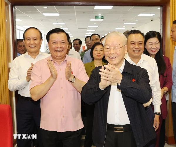 Tổng Bí thư Nguyễn Phú Trọng tiếp xúc cử tri tại quận Hai Bà Trưng. (Ảnh: Trí Dũng/TTXVN)
