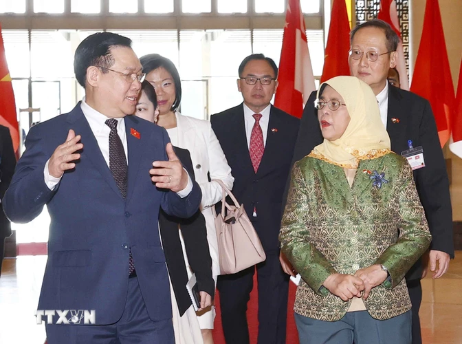 Chiều 17/10, tại Nhà Quốc hội, Chủ tịch Quốc hội Vương Đình Huệ hội kiến Tổng thống Cộng hòa Singapore Halimah Yacob, thăm cấp Nhà nước tới Việt Nam. (Ảnh: TTXVN)