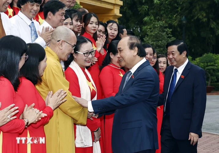 Chủ tịch nước Nguyễn Xuân Phúc và các đại biểu. (Ảnh: Thống Nhất/TTXVN)