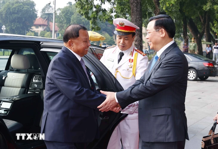 Chủ tịch Quốc hội Vương Đình Huệ đón Chủ tịch Thượng viện Vương quốc Campuchia. (Ảnh: Doãn Tấn/TTXVN)