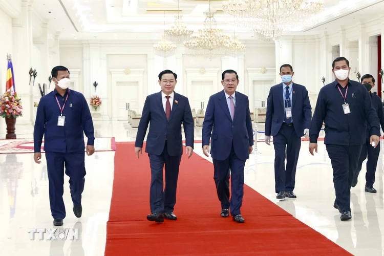 Chủ tịch Quốc hội Vương Đình Huệ và Thủ tướng Vương quốc Campuchia Samdech Techo Hun Sen. (Ảnh: Doãn Tấn/TTXVN)