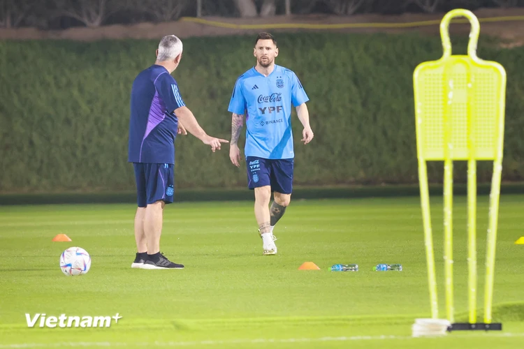 Siêu sao Lionel Messi tập luyện tại Qatar để chuẩn bị cho World Cup 2022, hình ảnh được phóng viên VietnamPlus ghi lại trên sân tập. (Ảnh: Hải An/Vietnam+)