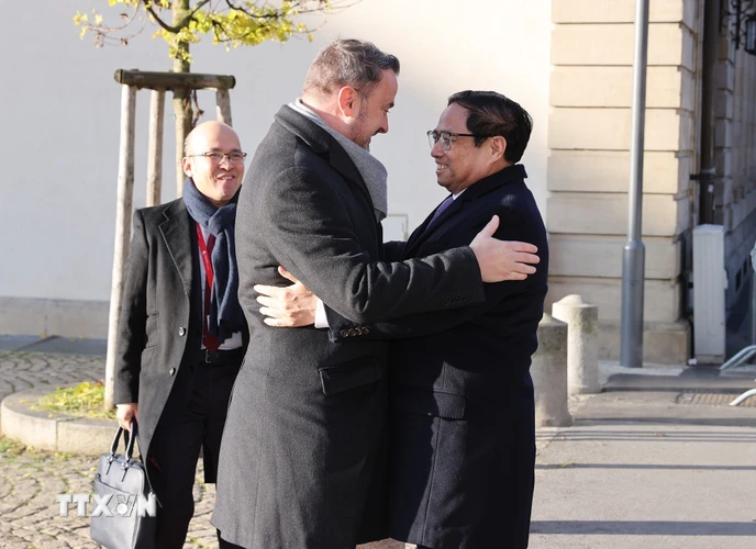 Thủ tướng Luxembourg Xavier Bettel đón Thủ tướng Phạm Minh Chính. (Ảnh: Dương Giang/TTXVN)