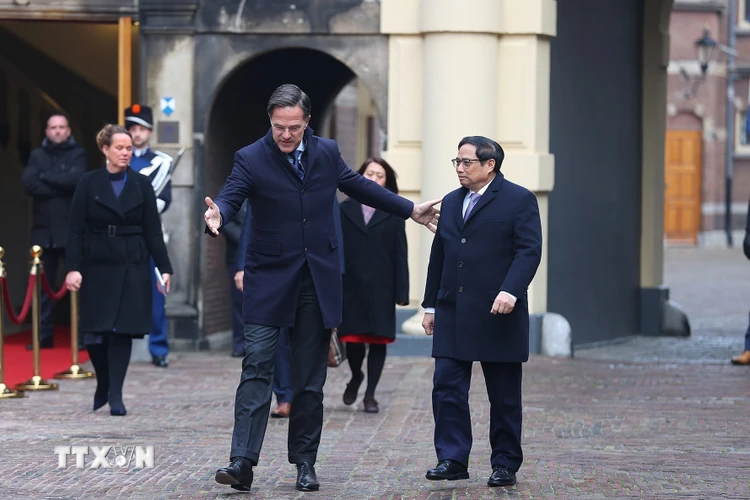 Thủ tướng Hà Lan Mark Rutte đón Thủ tướng Phạm Minh Chính thăm chính thức Vương quốc Hà Lan. (Ảnh: Dương Giang/TTXVN)