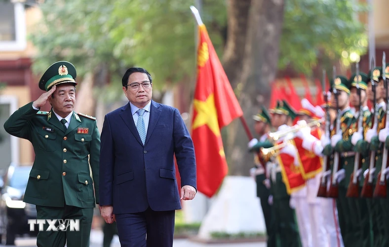 Thủ tướng Phạm Minh Chính thăm Bộ Tư lệnh Bộ đội Biên phòng. (Ảnh: Dương Giang/TTXVN)