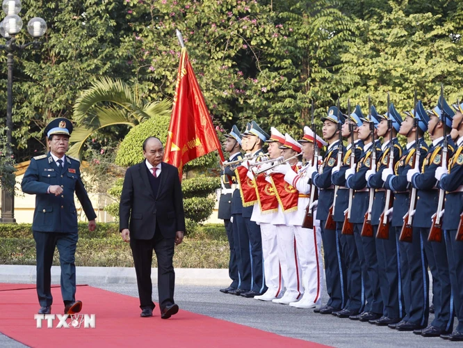 Chủ tịch nước Nguyễn Xuân Phúc duyệt đội danh dự Quân đội nhân dân Việt Nam. (Ảnh: Thống Nhất/TTXVN)