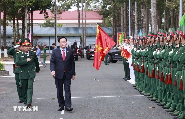 Chủ tịch Quốc hội Vương Đình Huệ đến thăm, chúc Tết cán bộ, chiến sỹ Bộ Chỉ huy Quân sự tỉnh An Giang. (Ảnh: Doãn Tấn/TTXVN)