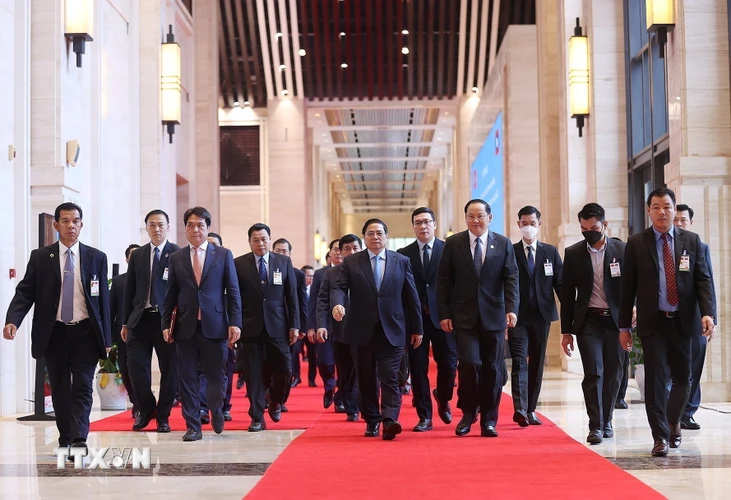Thủ tướng Phạm Minh Chính và Thủ tướng Lào Sonexay Siphandone đến dự kỳ họp. (Ảnh: Dương Giang/TTXVN)