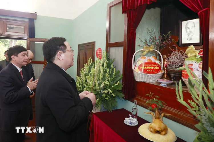 Chủ tịch Quốc hội Vương Đình Huệ dâng hương tưởng niệm Bác Hồ tại Nhà 67. (Ảnh: Doãn Tấn/TTXVN)