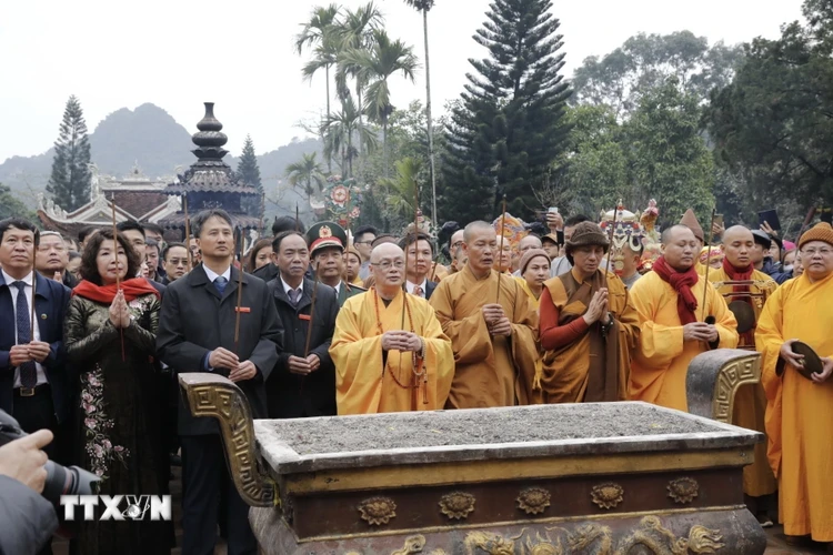 Thượng tọa Thích Minh Hiền, trụ trì chùa Hương cùng các đại biểu dâng hương tại lễ khai mạc. (Ảnh: Trần Việt/TTXVN)