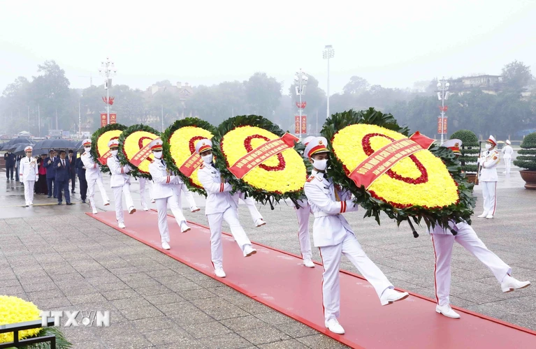 Đoàn đại biểu lãnh đạo Đảng và Nhà nước đặt vòng hoa viếng Chủ tịch Hồ Chí Minh. (Ảnh: An Đăng/TTXVN)
