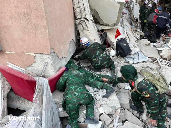 Đoàn Quân đội Nhân dân Việt Nam bắt đầu hỗ trợ tìm kiếm cứu nạn tại tỉnh Hatay, Thổ Nhĩ Kỳ. (Ảnh: Văn Hiếu/Vietnam+)