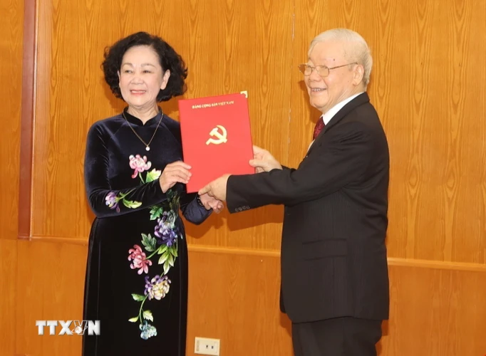 Tổng Bí thư Nguyễn Phú Trọng trao Quyết định cho bà Trương Thị Mai, Ủy viên Bộ Chính trị, Thường trực Ban Bí thư. (Ảnh: Trí Dũng/TTXVN)