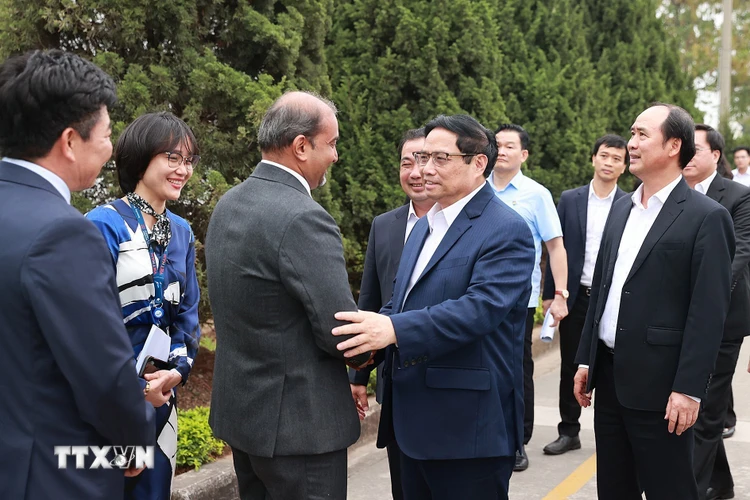Thủ tướng Phạm Minh Chính thăm Công ty TNHH Ford Việt Nam. (Ảnh: Dương Giang/TTXVN)