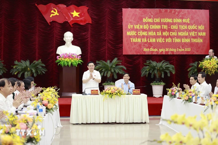 Chủ tịch Quốc hội Vương Đình Huệ làm việc với Ban Thường vụ Tỉnh ủy Bình Thuận. (Ảnh: Doãn Tấn/TTXVN)
