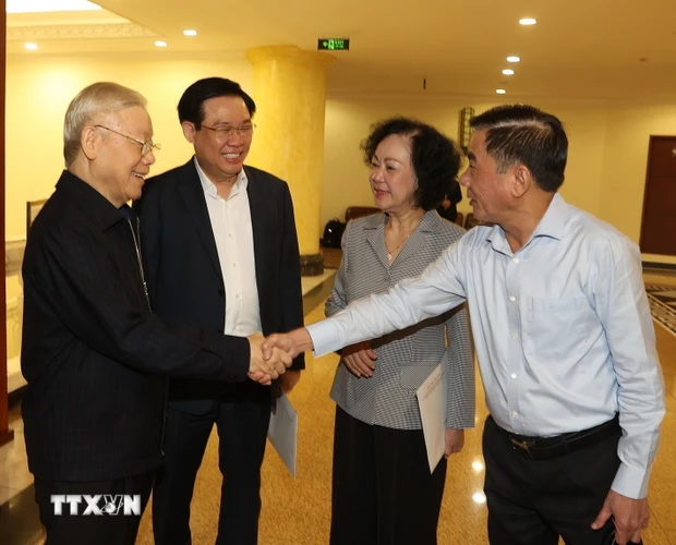 Tổng Bí thư Nguyễn Phú Trọng với các đồng chí Bộ Chính trị, Ban Bí thư dự cuộc họp. (Ảnh: Trí Dũng/TTXVN)