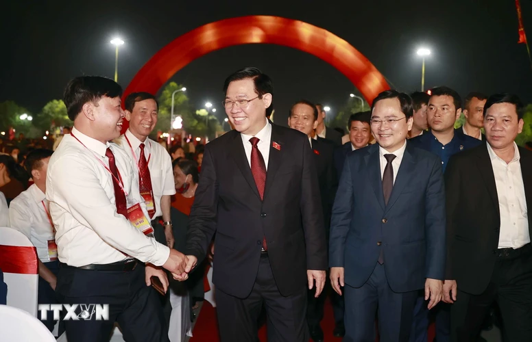 Chủ tịch Quốc hội Vương Đình Huệ với đại biểu dự Lễ kỷ niệm. (Ảnh: Doãn Tấn/TTXVN)