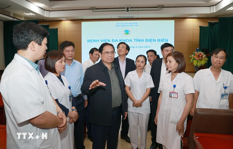 Thủ tướng Phạm Minh Chính giao nhiệm vụ cho các y, bác sỹ Bệnh viện Đa khoa tỉnh Điện Biên. (Ảnh: Dương Giang/TTXVN)