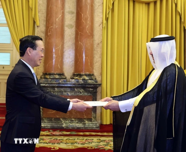 Chủ tịch nước Võ Văn Thưởng nhận Quốc thư từ Đại sứ Qatar Khalid Ali Abdullah Abel. (Ảnh: Thống Nhất/TTXVN)
