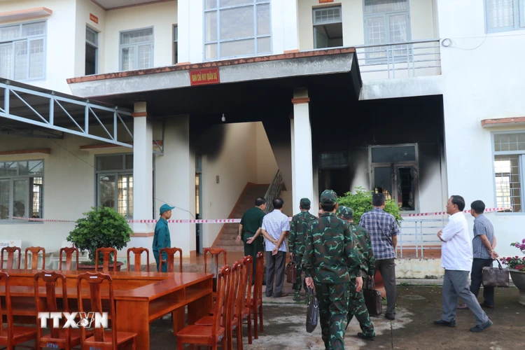 Đoàn công tác của Bộ Quốc phòng kiểm tra hiện trường tại trụ sở xã Ea Tiêu. (Ảnh: Phan Anh Dũng/TTXVN)