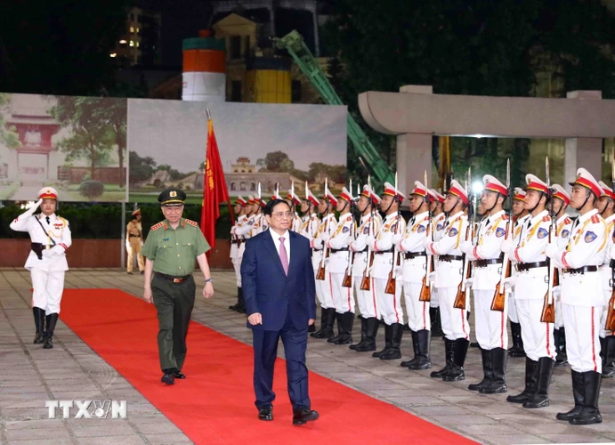 Thủ tướng Phạm Minh Chính duyệt đội danh dự Công an Nhân dân. (Ảnh: Phạm Kiên/TTXVN)
