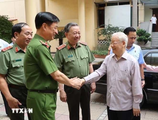 Tổng Bí thư Nguyễn Phú Trọng với các đại biểu Đảng ủy Công an Trung ương dự hội nghị. (Ảnh: Trí Dũng/TTXVN)