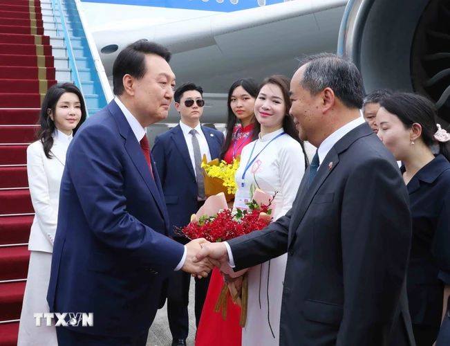 Chủ nhiệm Văn phòng Chủ tịch nước Lê Khánh Hải đón Tổng thống Hàn Quốc Yoon Suk Yeol và Phu nhân tại sân bay quốc tế Nội Bài. (Ảnh: An Đăng/TTXVN)