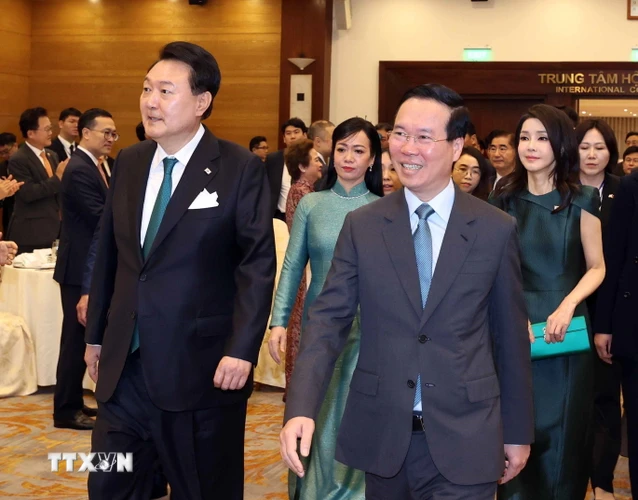 Chủ tịch nước Võ Văn Thưởng và Phu nhân cùng Tổng thống Đại Hàn Dân Quốc Yoon Suk Yeol và Phu nhân dự tiệc chiêu đãi. (Ảnh: Thống Nhất/TTXVN)