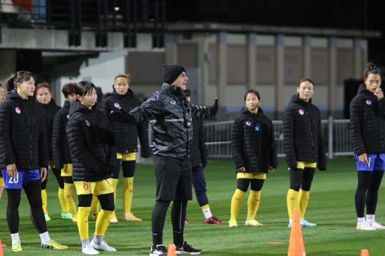 Chiều tối 6/7 (theo giờ địa phương), Đội tuyển Bóng đá Nữ Việt Nam đã bước ngay vào tập luyện tại New Zealand. (Nguồn: VFF)