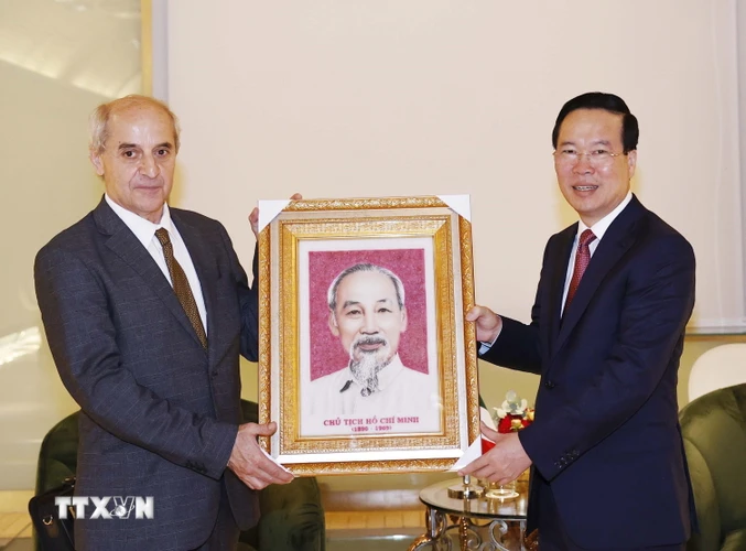 Chủ tịch nước Võ Văn Thưởng tặng bức tranh chân dung Chủ tịch Hồ Chí Minh cho Tổng Bí thư Đảng Cộng sản Italy Mauro Alboresi. (Ảnh: Thống Nhất/TTXVN)