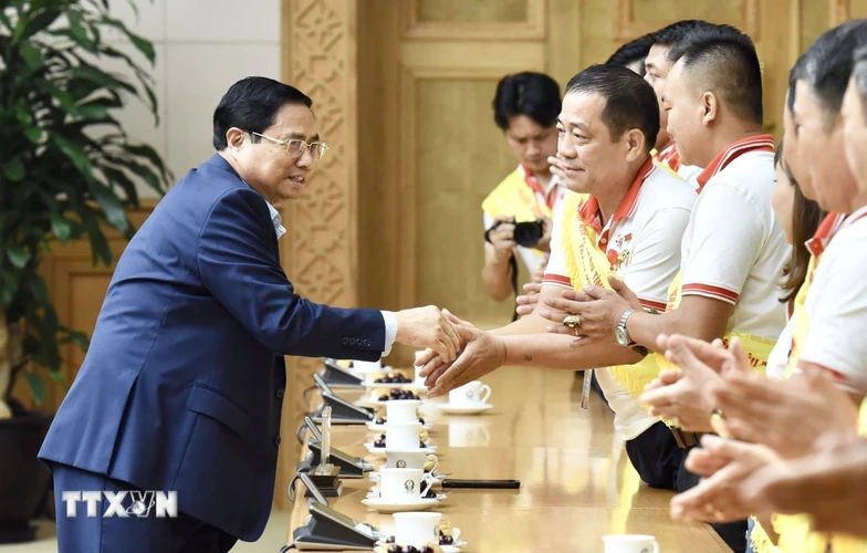 Thủ tướng Phạm Minh Chính gặp mặt người hiến máu tình nguyện tiêu biểu toàn quốc. (Ảnh: Dương Giang/TTXVN)