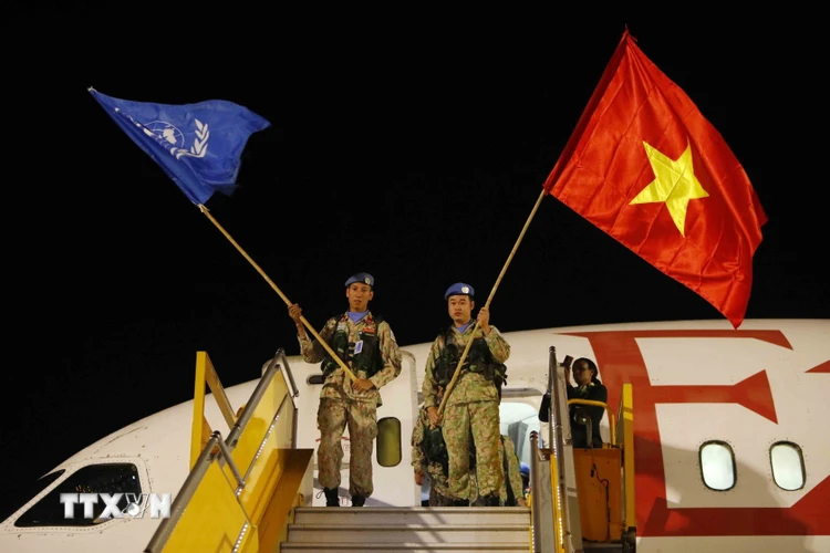 Đội Công binh số 1 về đến Sân bay quốc tế Nội Bài sau khi hoàn thành nhiệm vụ tại địa bàn Phái bộ UNISFA (khu vực Abyei). (Ảnh: An Đăng/TTXVN)