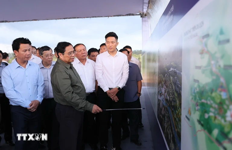 Thủ tướng Phạm Minh Chính xem bản đồ định hướng quy hoạch Khu du lịch sinh thái Măng Đen. (Ảnh: Dương Giang/TTXVN)