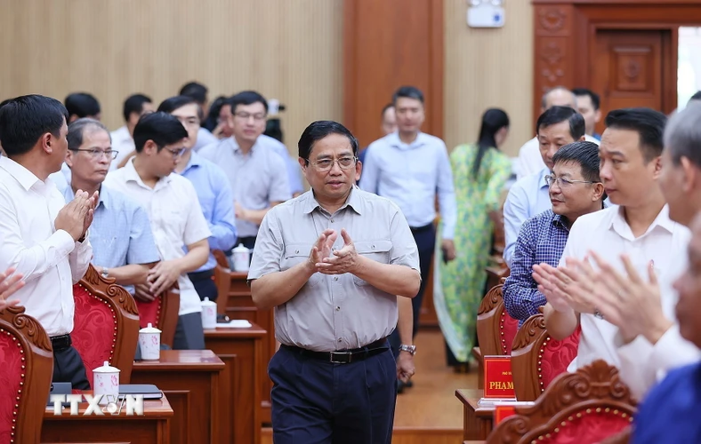 Thủ tướng Phạm Minh Chính làm việc với lãnh đạo chủ chốt tỉnh Kon Tum. (Ảnh: Dương Giang/TTXVN)