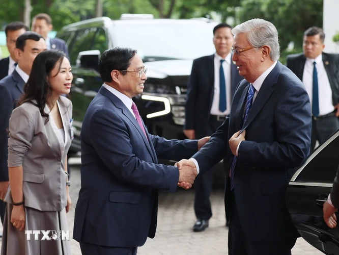 Thủ tướng Phạm Minh Chính đón Tổng thống Kazakhstan Kassym-Jomart Tokayev. (Ảnh: Dương Giang/TTXVN)