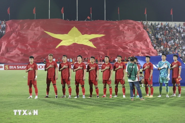 Lễ chào cờ của U23 Việt Nam. (Ảnh: Minh Quyết/TTXVN)