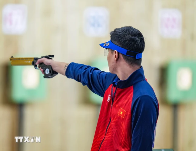 Xạ thủ Phạm Quang Huy thi đấu nội dung 10m súng ngắn hơi Nam tại ASIAD 19, ngày 28/9. (Ảnh: THX/TTXVN)