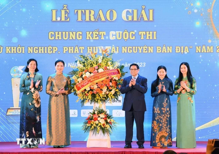 Thủ tướng Phạm Minh Chính tặng hoa chúc mừng Hội Liên hiệp phụ nữ Việt Nam. (Ảnh: Phương Hoa/TTXVN)