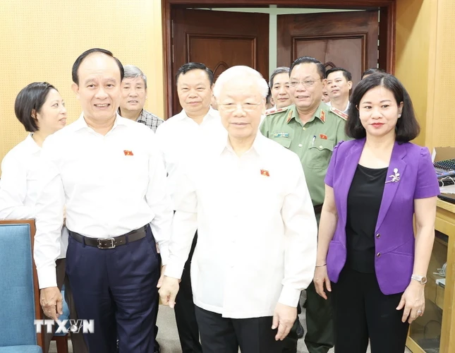 Tổng Bí thư Nguyễn Phú Trọng đến tiếp xúc cử tri tại trụ sở quận Đống Đa. (Ảnh: Trí Dũng/TTXVN)