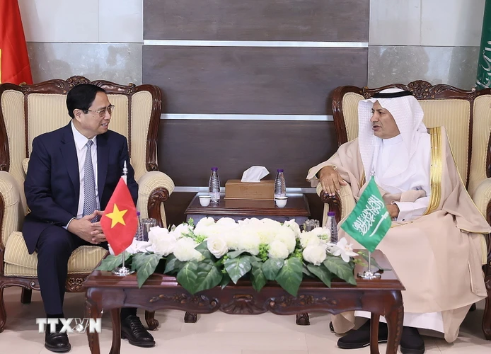 Chủ tịch Liên đoàn các Phòng Thương mại Saudi Arabia (FSC) Hassan Al Hwaizyi đón Thủ tướng Phạm Minh Chính đến dự Diễn đàn Kinh doanh Việt Nam-Saudi Arabia. (Ảnh: Dương Giang/TTXVN)