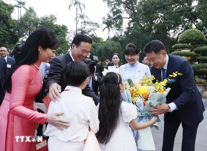 Thiếu nhi Thủ đô Hà Nội chào đón Tổng thống Mông Cổ Ukhnaagiin Khurelsukh và Phu nhân thăm cấp Nhà nước tới Việt Nam. (Ảnh: Thống Nhất/TTXVN)